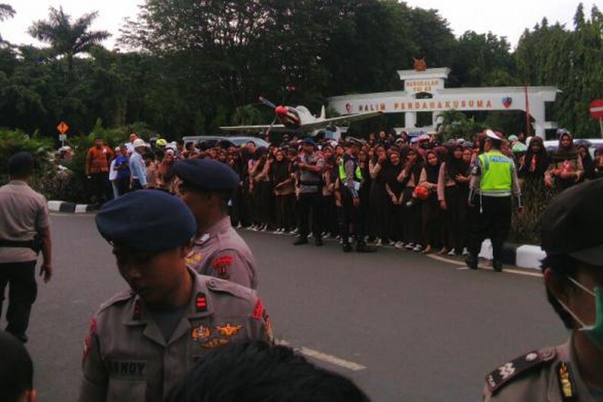 Kendaraan yang hendak melintas di depan pintu masuk Bandara Halim Perdanakusuma, Jakarta Timur sempat ditutup selama beberapa menit saat iring-iringan Presiden RI Joko Widodo dan Raja Salman melintas lewat. Rabu (1/3/2017)