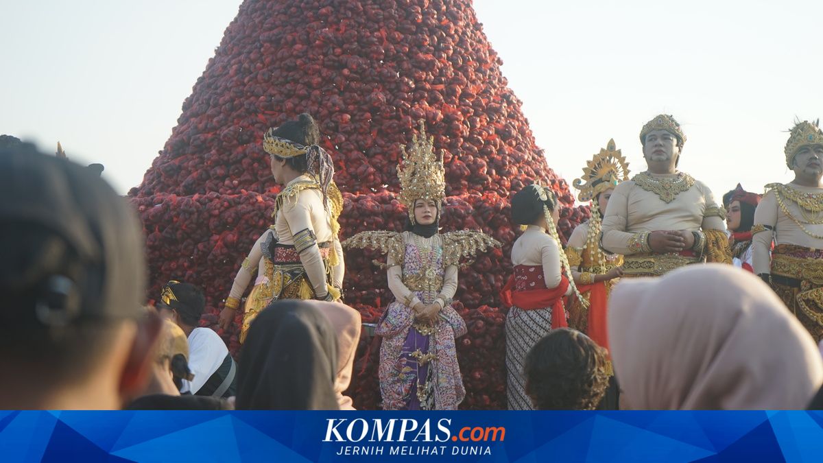 Saat Ribuan Warga Berebut Tumpeng Jambu Raksasa di Jombang