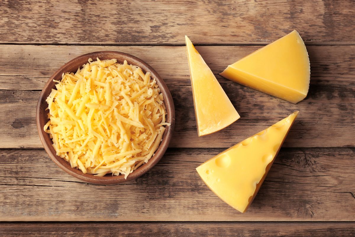 Ilustrasi keju cheddar. Konsumsi keju cheddar dapat menjadi salah satu cara menurunkan kolesterol tinggi.