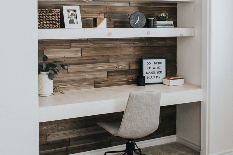 Built-in home office dengan wallpaper kayu yang tegas, karya Lauren J Parry 