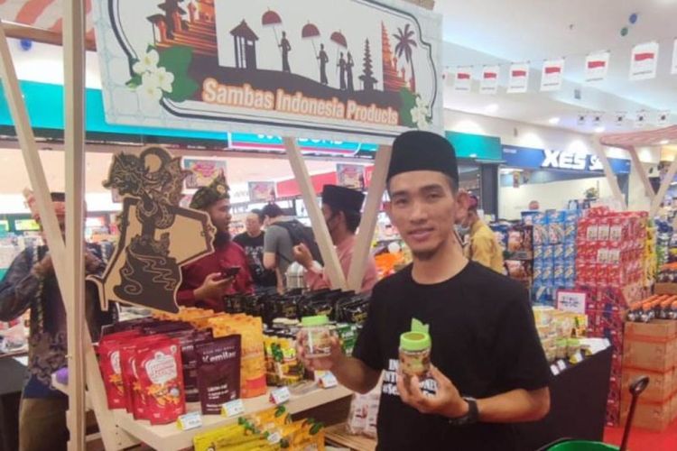 Kades Sendoyang menunjukkan produk Lada Batu Layar yang mengikuti pameran Taste of Asia di Everrise di Kuching, Sarawak, Malaysia sejak 30 September - 2 Oktober 2022.