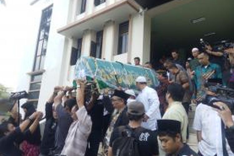 Jenzah almarhum Pepeng 'jari-jari' usai disalatkan di Masjid Baiturahman Bukit Cinere, Depok, Jawa Barat, Rabu (6/5/2015).