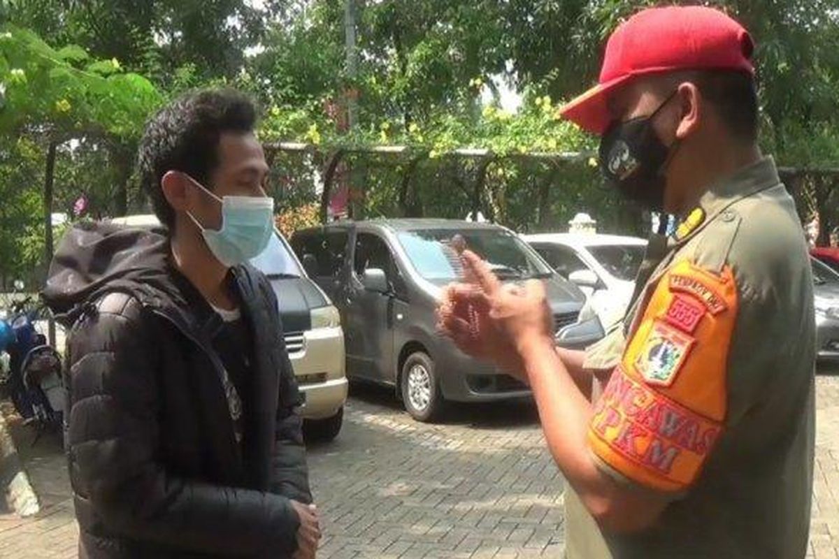 Satuan Polisi Pamong Praja (Satpol PP) Jakarta Timur menggelar razia masker di depan kantor Wali Kota Jakarta Timur, Cakung, Jakarta Timur, Selasa (3/8/2021).