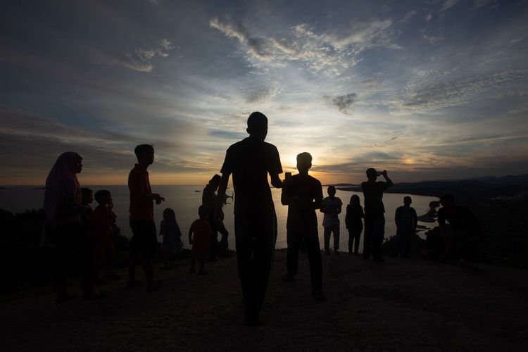 Matahari terbenam terlihat dari Puncak Bukit Langkisau, Kabupaten Pesisir Selatan, Sumatera Barat, Jumat (15/5/2015). Dari bukit ini wisatawan bisa menyaksikan Samudera Hindia, Pantai Salido, dan Teluk Painan.