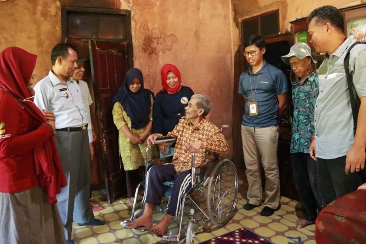 Dalam rangka peringatan Hari Lanjut Usia Nasional (HLUN) 2022 Camat Puspahiang Ari Fitriadi menyerahkan bantuan kursi roda dari Kemensos di kediaman Kodir di Kampung Gandok, Desa Puspahiang, Kecamatan Puspahiang pada Sabtu (28/5). 