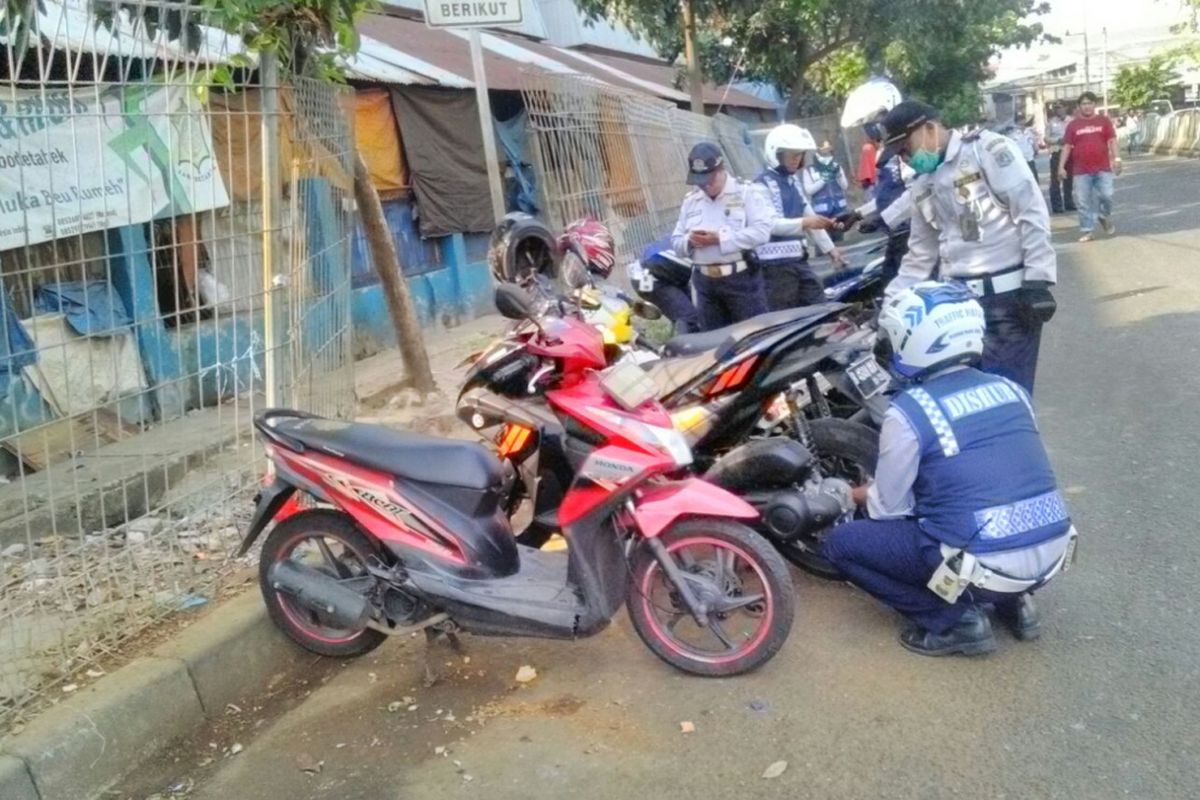 Sudinhub Jaksel Gembosi 30 Motor Yang Parkir Liar Di Kawasan Pasar Minggu, Selasa (17/7/2018)