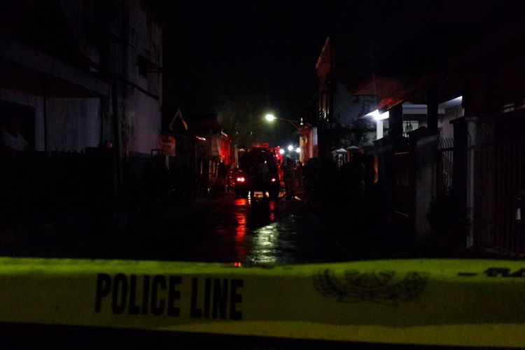 Garis polisi terpasang di lokasi gudang mainan yang terbakar di Kota Malang, Jumat (31/5/2019) malam