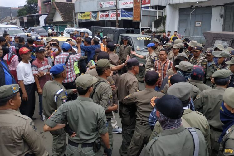 Anggota Satpol PP Sumedang bersitegang dengan PKL Jalan Tampomas, Sumedang, Jawa Barat saat penertiban, Selasa (5/3/2019) siang. AAM AMINULLAH/KOMPAS.com