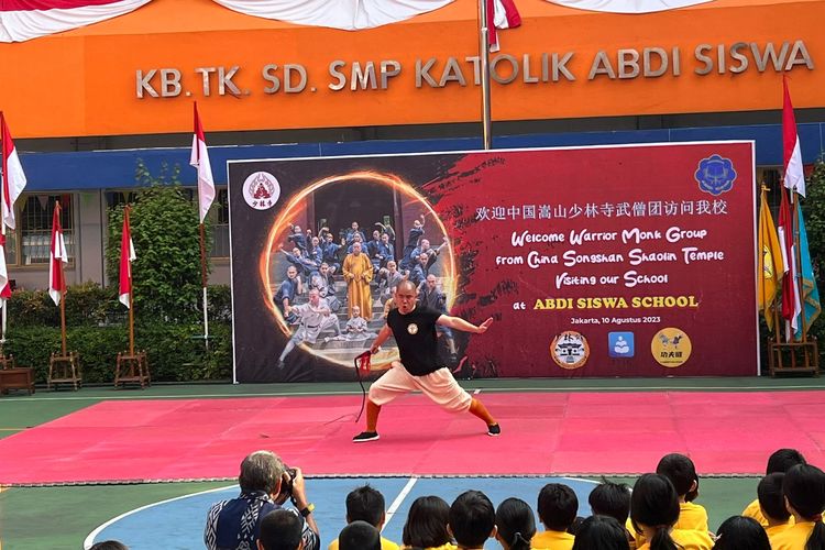 Prajurit Shaolin dari Warrior Group (China Songshan Shaolin Temple) mengunjungi Yayasan Abdi Siswa.