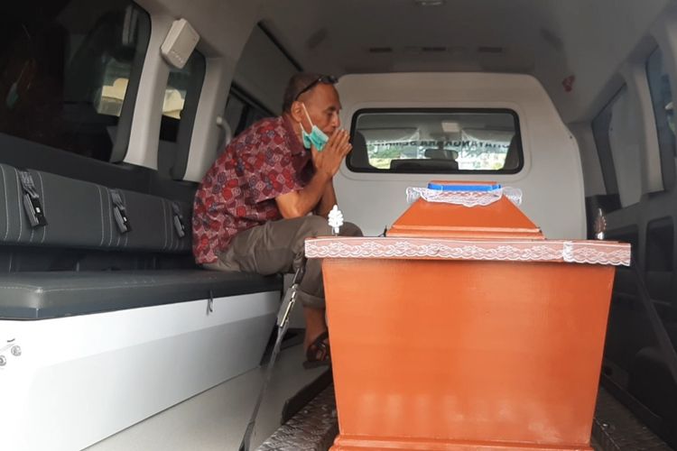 Ayah korban saat penjemputan jenazah di RS Bhayangkara Semarang, Selasa (22/3/2022)