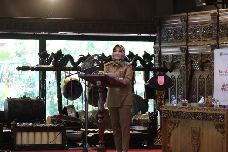 Bupati Klaten Sri Mulyani saat memimpin Rakor dan Evaluasi Upaya Percepatan Penurunan Stunting di Pendapa Ageng Kabupaten Klaten, Jawa Tengah, Senin (11/9/2023). 