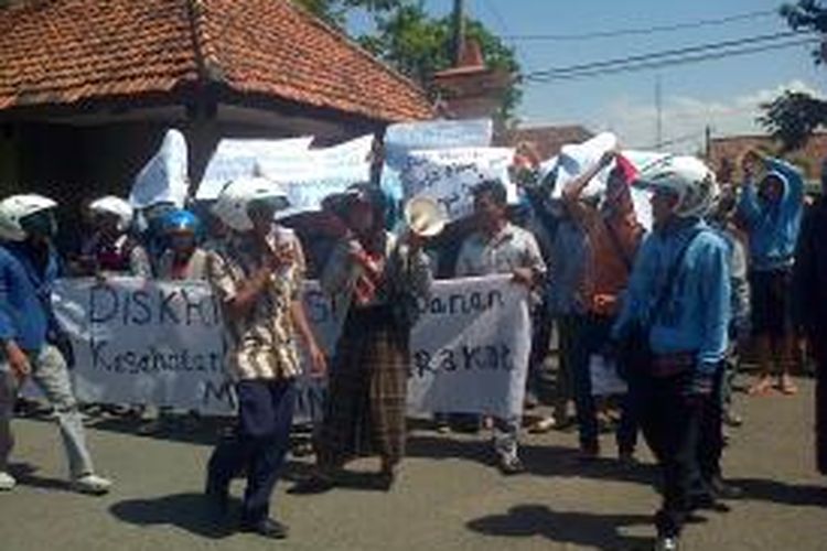 Warga yang kecewa atas pelayanan rumah sakit Pamekasan, berunjuk rasa ke gedung DPRD Pamekasan, Senin (21/10/2013).