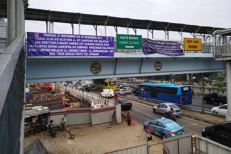Kondisi pembangunan LRT di MT Haryono dan pengalihan arus lalu lintas serta TransJakarta
