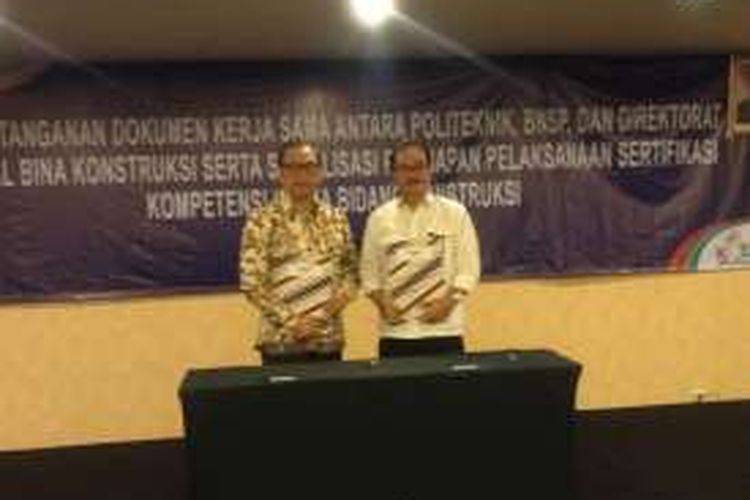 Penandatanganan dokumen kerjasama antara Badan Nasional Sertifikasi Profesi dan Direktorat Jenderal Bina Konstruksi Kementerian Pekerjaan Umum dan Perumahan Rakyat di Jakarta, Rabu, (17/2/2016).