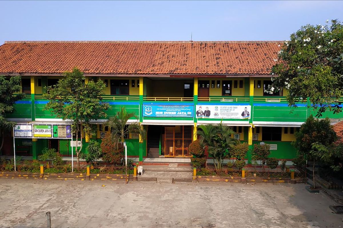 Pemandangan dari koridor lantai dua SDN 10 Duren Jaya yang akan dialihfungsikan jadi unit sekolah baru SMPN 57 Bekasi, Rabu (10/7/2019).