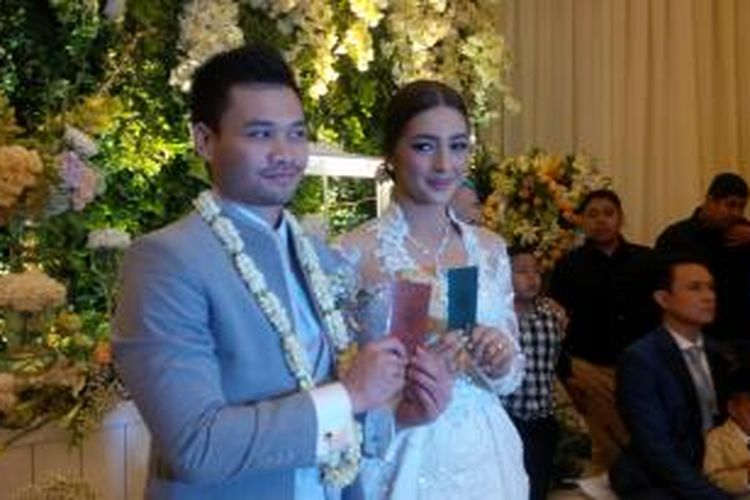 Nabila Syakieb dan Reshwara Argya Radinal mengadakan jumpa pers sesudah menjalani akad nikah di Mutiara Ballroom, Hotel The Ritz-Carlton, Mega Kuningan, Jakarta Selatan, Minggu (20/12/2015) pagi.