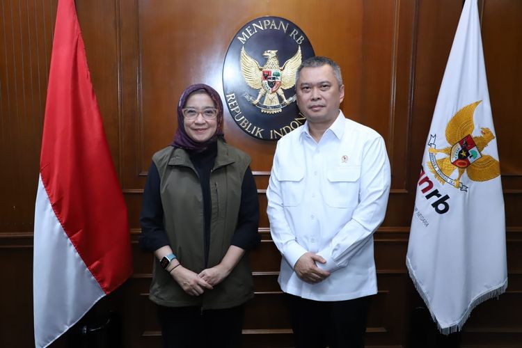 Menteri Pendayagunaan Aparatur Negara dan Reformasi Birokrasi (Menpan-RB) Rini Widyantini berfoto bersama Menteri Perhubungan (Menhub) Dudy Purwagandhi usai keduanya melakukan pertemuan di Kantor Kementerian Pendayagunaan Aparatur Negara dan Reformasi Birokrasi (Kemenpan-RB), Jakarta, Selasa (18/2/2025).