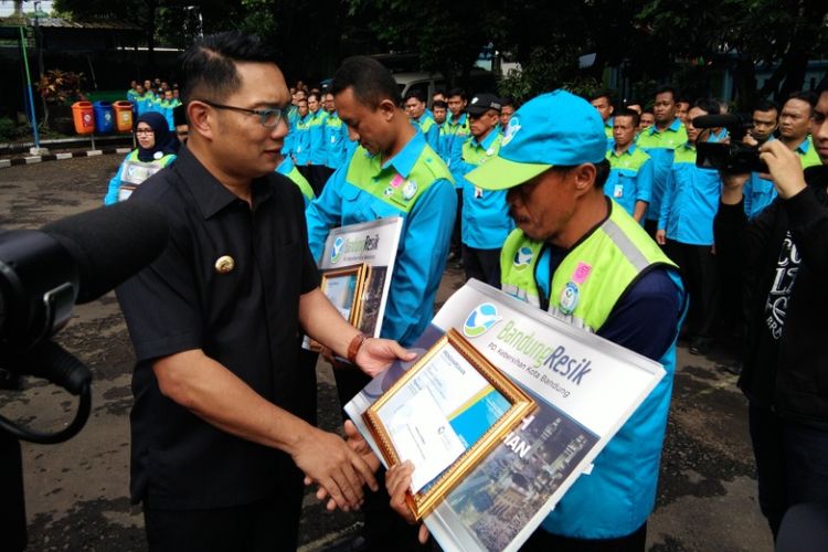 Wali Kota Bandung Ridwan Kamil saat menyerahkan hadiah perjalanan umroh untuk lima pegawai PD Kebersihan di Kota Bandung, Senin (20/11/2017).