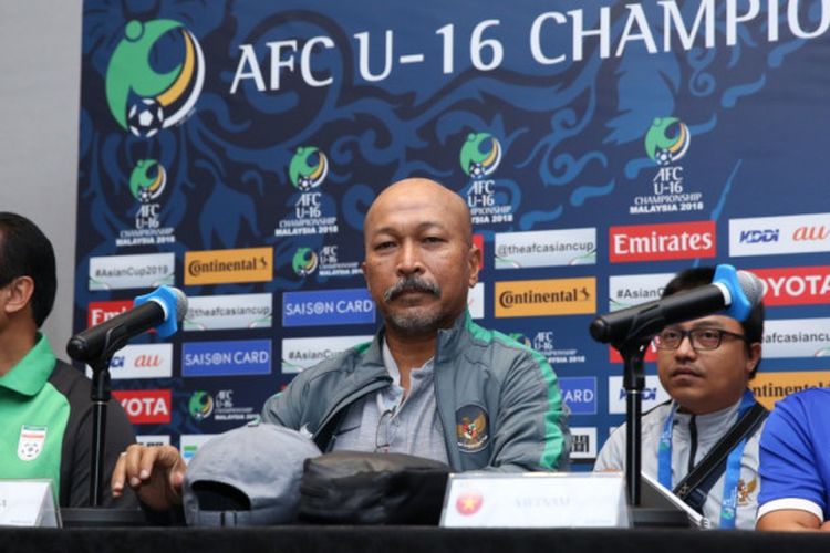 Pelatih timnas U-16 Indonesia, Fakhri Husaini bersama pelatih timnas U-16 Iran, Abbas Chamanian dalam jumpa pers di Kuala Lumpur, Malaysia, Kamis (20/9/2018).

