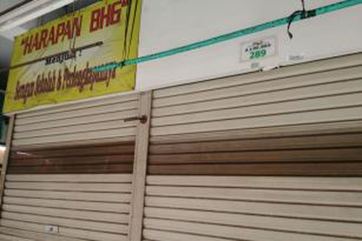 Toko Harapan BHG di Pasar Koja yang ditutup pasca penggerebekan terkait pencairan dana KJP. Kamis (17/12/2015)