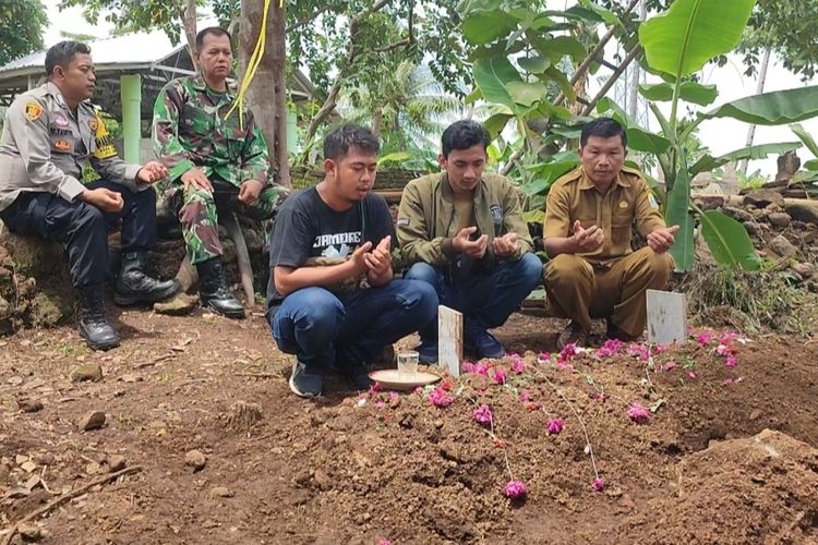 Jaji Suraji Kasi Pemerintahan Desa Cikalahang Kecamatan Dukupuntang Kabupaten Cirebon Jawa Barat menunjukkan foto cairan yang diduga minuman keras yang dipakai 8 pelajar SMP berpesta hingga merenggut nyawa pelajar, di kantor Balaidesa Cikalahang, pada Selasa (12/12/2023)