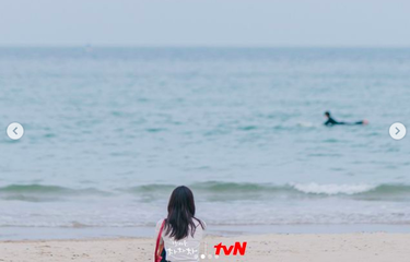 Tangkapan layar instagram TVN, adegan di pantai Wolpo dalam serial Hometown Cha Cha Cha