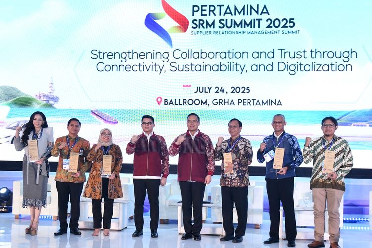 Direktur Utama Pertamina Simon Aloysius Mantiri bersama Direktur Penunjang Bisnis Pertamina M. Erry Sugiharto dalam kegiatan Pertamina Supplier Relationship Management Summit 2025, di Grha Pertamina, Jakarta, Kamis (24/7/2025).