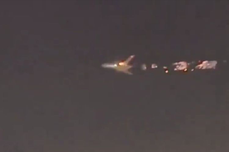 Tangkapan layar pesawat Boeing 747 Atlas Air terbakar pada bagian mesin ketika terbang.