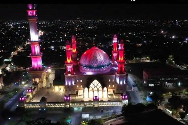 Masjid Raya Hubbul Wathan Islamic Center di Lombok Barat.