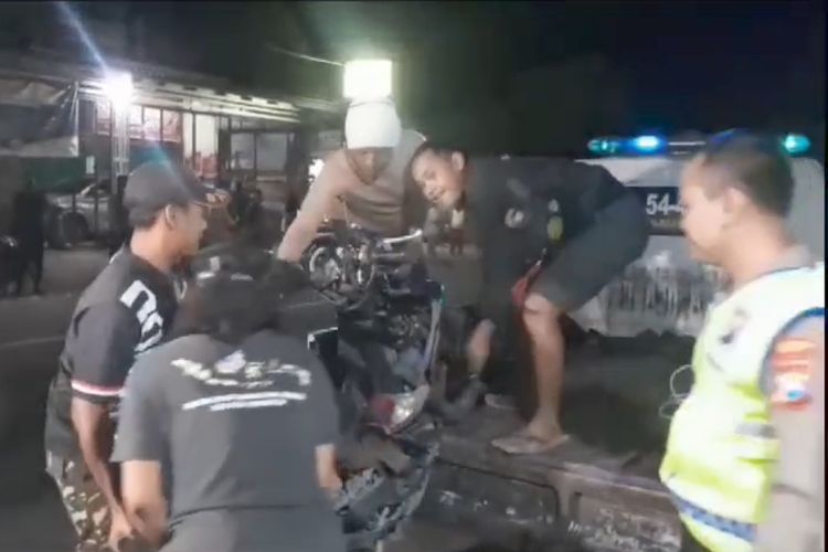 Polisi Ngawi saat mengamankan dua motor yang terlibat tabrakan dan menewaskan dua orang, Selasa (18/6/2024) malam.