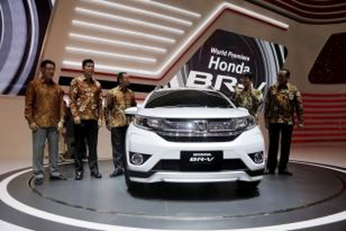 Jajaran direksi Honda Prospect Motor berfoto bersama di depan mobil Honda BR-V saat peluncurannya di pameran Gaikindo Indonesia International Auto Show 2015 di Indonesia Convention Exhibition (ICE), Tangerang Selatan, Banten, Kamis (20/8/2015). Pameran otomotif yang diikuti oleh 350 peserta ini akan berlangsung hingga 30 Agustus.