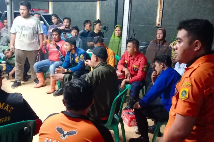 Petugas gabungan sedang melakukan penanganan korban tenggelam terbawa arus Sungai Cileungsi, Desa Limus Nunggal, Kecamatan Cileungsi, Kabupaten Bogor, Jawa Barat, Sabtu (15/10/2022).