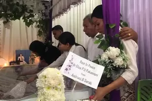 Kondisi Orangtua dr Icha Sangat Terpukul, Ratapi Kepergian Putrinya di Samping Peti Jenazah