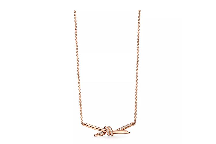 Kilau perhiasan Tiffany & Co melengkapi gaya Alyssa Daguise di pengajian 7 bulanan. Elegan, hangat, dan selaras dengan makna momen kehamilan.