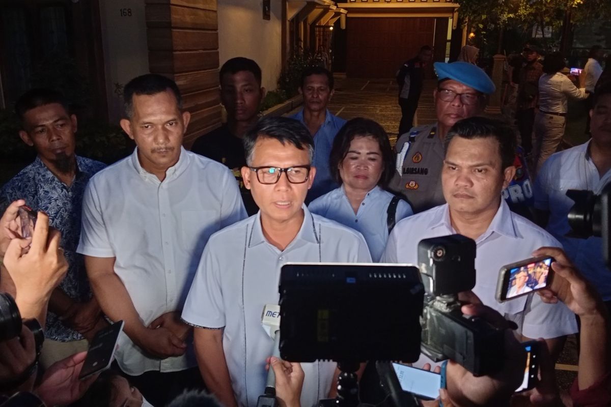 Direktur Reskrimum Polda Sumut, Kombes Pol Sumaryono menjelaskan penggeledahan di rumah mewah AKBP Achiruddin Hasibuan di Jalan Guru Sinumba Raya (Karya Dalam), Kecamatan Medan Helvetia pada Rabu (26/4/2023) petang. Penggeledahan itu tim menemukan barang bukti bungkus airsoft gun.