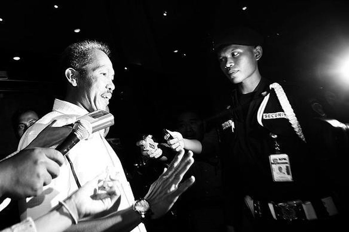 Anggota Komisi IV DPR dari Fraksi Partai Demokrat, Sarjan Tahir, resmi ditahan seusai menjalani pemeriksaan di Komisi Pemberantasan Korupsi, Jakarta, Jumat (2/5). Ia ditahan terkait dengan dugaan kasus korupsi alih fungsi hutan mangrove menjadi Pelabuhan Tanjung Api-api, Banyuasin, Sumatera Selatan.  