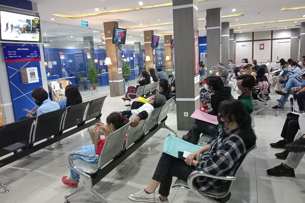 Puluhan pemohon paspor mengantri menunggu panggilan foto di Kantor Imigrasi Kelas I Khusus Medan pada Rabu (27/4/2022) pagi. Pasca dibukanya kembali penerbangan internasional di Bandara Internasional Kualanamu dan lima hari menjelang lebaran permohonan paspor di Kantor Imigrasi Kelas I Khusus Medan naik hingga lebih dari 100 persen.