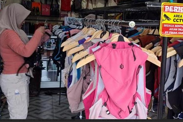 Usaha sewa alat camping di Magetan, Jawa Timur menyebut ada lonjakan pesanan rental alat camping mulai meningkat setelah bulan Puasa 2025.