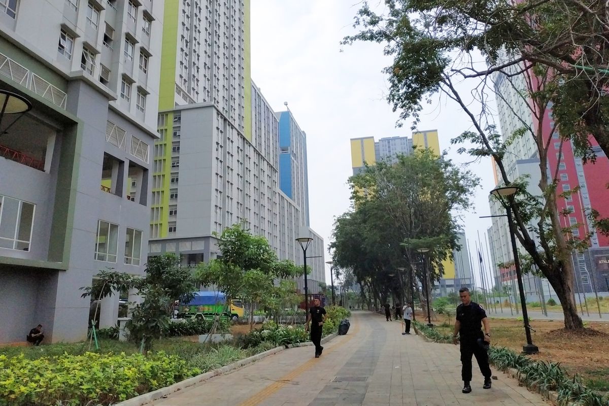 Beberapa petugas Brimob sedang berjalan di kawasan Wisma Atlet Kemayoran. (24/6/2019)