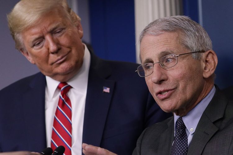 Presiden Amerika Serikat Donald Trump mendengarkan keterangan dari Direktur Institut Nasional Alergi dan Penyakit Menular Anthony Fauci mengenai klorokuin, obat malaria yang dianggap bisa menyembuhkan virus corona, di Gedung Putih, Washington, pada 20 Maret 2020.