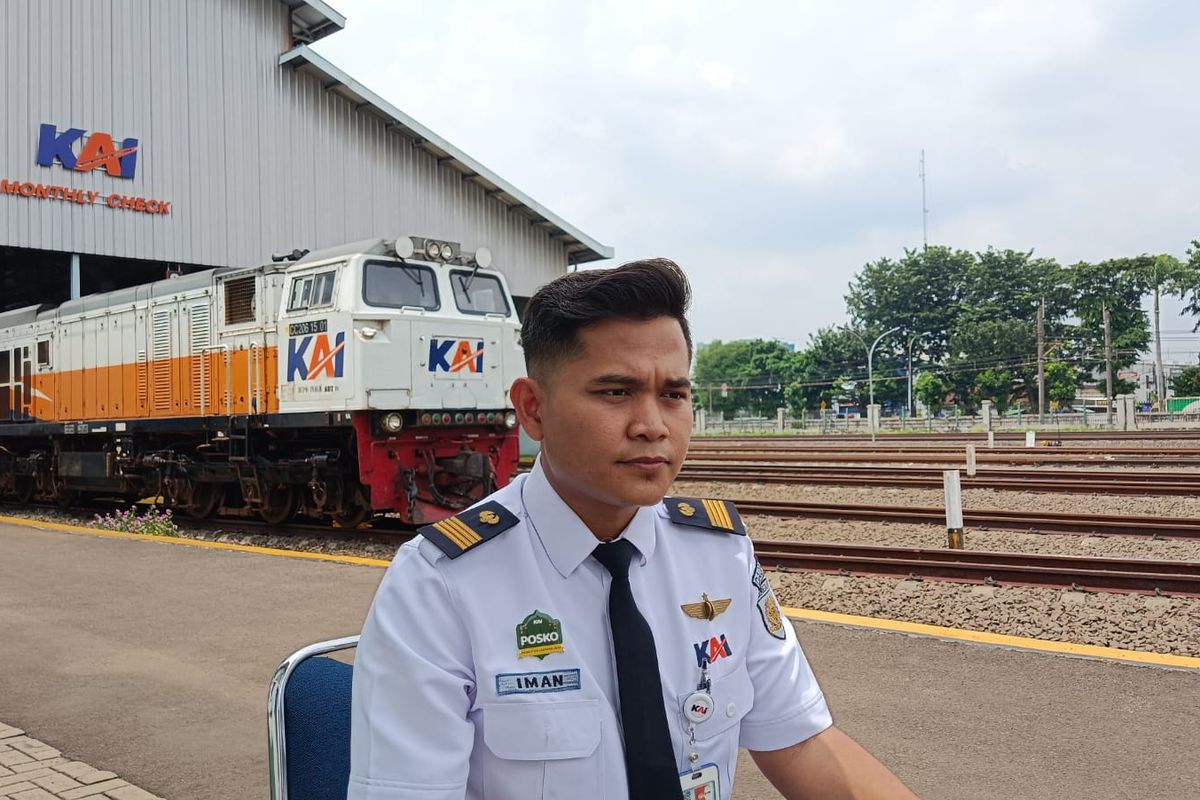 Nur Iman (32), masinis Kereta Api Indonesia (KAI) yang selalu bertugas saat mudik, dan tidak pernah kumpul dengan keluarga pada hari Lebaran. 