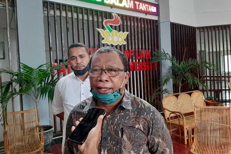 Wakil Rektor I Bidang Akademik Universitas Pattimura Ambon, Prof Dr Fredy Lewakabessy  saat memberikan keterangan kepada wartawan usai membuka ujian tulis berbasis computer (UTBK) di kampus Hukum Universitas Pattimura Ambon, Minggu (5/7/2020)