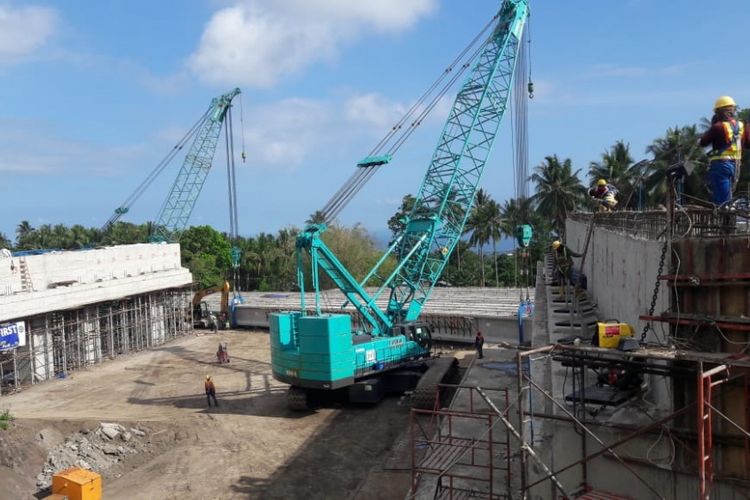 Pemasangan girder pada Jembatan Kauditan di Jalan Tol Manado-Bitung.