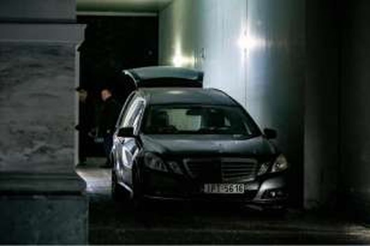 Mobil yang dipakai untuk membawa jasad Kepala Konsuler Kedutaan Besar Rusia yang ditemukan tak bernyawa di dalam kamar apartemennya, di Athena, Yunani, Selasa WIB.