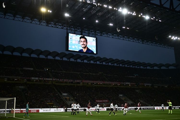 Para pemain dan suporter di laga AC Milan Vs Sassuolo pada Sabtu 2 Maret 2019 mengenang pemain Fiorentina, Davide Astori, yang meninggal satu tahun lalu,
