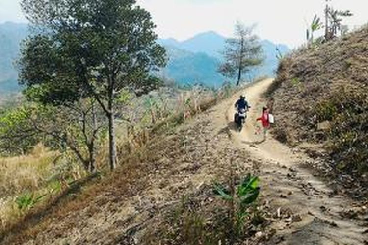 Kondisi medan yang menantang menuju kompleks Gua Garunggang, Desa Karang Tengah, Kecamatan Babakan Madang, Kabupaten Bogor. 
