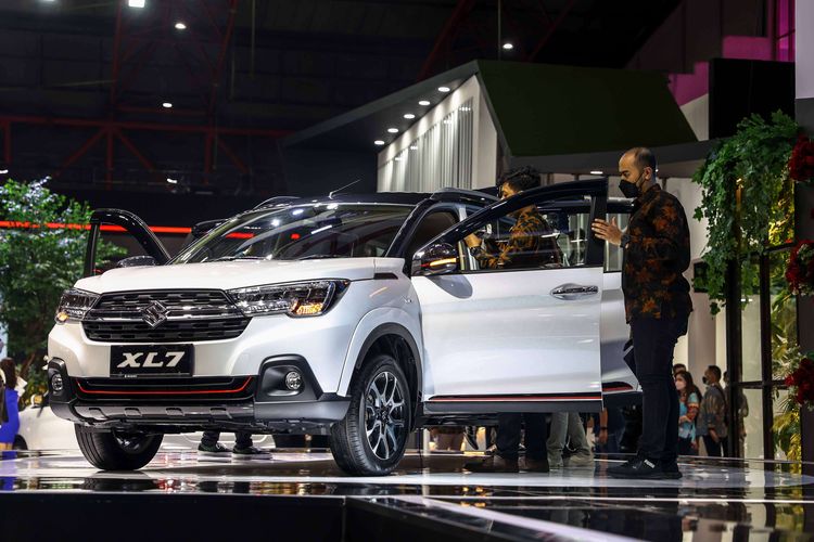 Suasana pameran di stand Suzuki pada pembukaan IIMS Hybrid 2022 di JiExpo Kemayoran, Jakarta Utara, Kamis (31/3/2022). Pameran otomotif Indonesia International Motor Show (IIMS) Hybrid 2022 yang berlangsung pada 31 Maret-10 April itu digelar secara daring (online) dan kunjungan langsung dengan pembatasan kapasitas dan penerapan protokol kesehatan COVID-19.