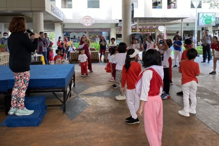 Suasana perlombaan makan keripuk oleh anak-anak di Apartemen Kalibata City, Pancoran, Jakarta Selatan, Sabtu (13/8/2023). Perlombaan digelar untuk memeriahkan HUT Kemerdekaan ke-78 RI