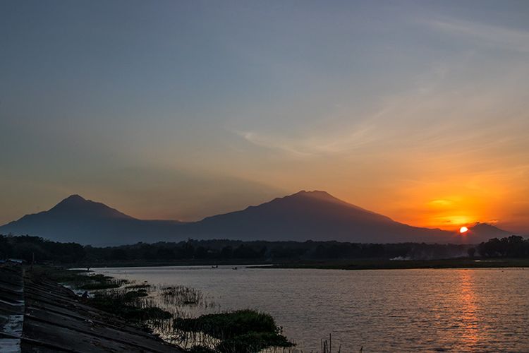 Keindahan Matahari Terbenam di Waduk Cengklik, Boyolali yang bersanding dengan Gunung Merapi, Merbabu, dan Telomoyo.