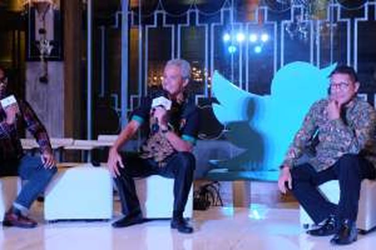 Soleh Solihun (Kini) saat mewawancarai Gubernur Jawa Tengah Ganjar Pranowo (tengah) dan Menteri Agama Lukman Hakim Saifuddin di acara pesta ulang tahun Twitter ke-10, Senin (21/3/2016).